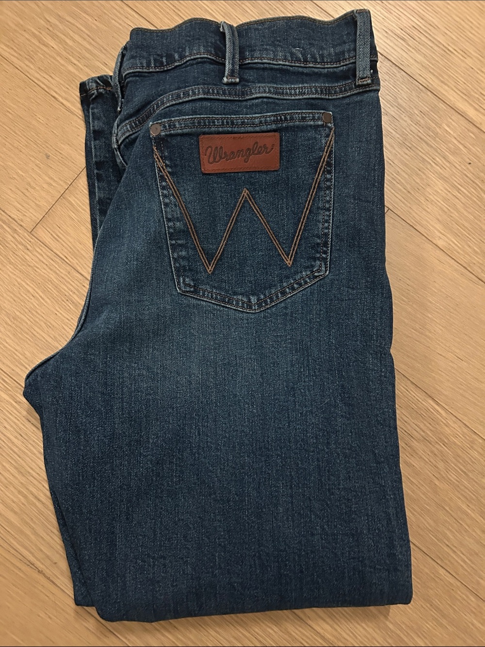 Wrangler Men's Indigo Straight Jeans with Brown Patch
